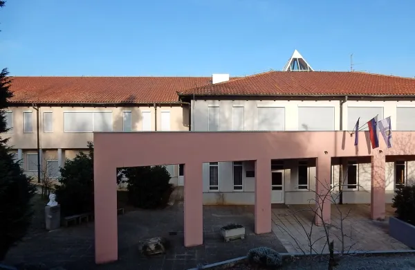 Na razpis za ravnatelja komenske šole so prispele štiri 
prijave, med njimi tudi  dosedanje ravnateljice Nives Cek.
