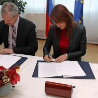 Pivški župan Robert Smrdelj in ministrica za obrambo 
Andreja Katič ob včerajšnjem podpisu sporazuma za leto 
2017. 
