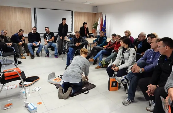 Zavod Štip  je pripravil dve usposabljanji za uporabo defibrilatorja. Prvega (na fotografiji) so se udeležili učitelji 
sežanskih šol, drugega pa trenerji športnih klubov.