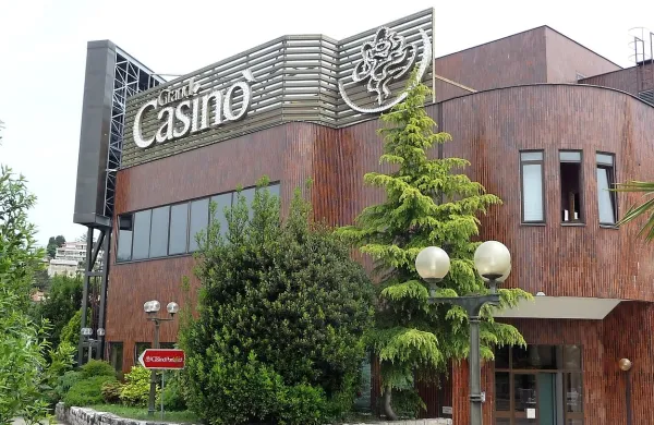 Delež občine v Casinoju Portorož je zanimiv za Casino Riviera, ki je sicer že njegova, skoraj 
tretjinska lastnica.