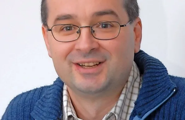 Miha Kramli: “Ti mladi do štirih  zjutraj visijo na 
spletu  in ko bi morali postati aktivni, so utrujeni, 
nervozni in nasilni. Posledično opuščajo šolanje, 
cilje, ki so jih imeli.”