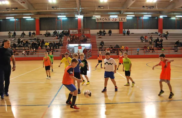 Utrinek z žogobrcanja prvo- in drugošolčkov.