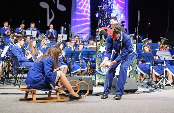 Tudi letos bosta najbolj znana istrska pihalna orkestra, 
koprski in marežganski, prednovoletna koncerta izvedla na 
isti dan.
