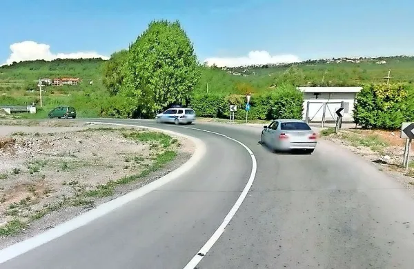 Tam, kjer Jadranska cesta zavije na Železniško cesto, ki pelje 
čez Srmin, bo vožnja bolj varna, saj bo občina dala denar za 
izgradnjo zavijalnega pasu.