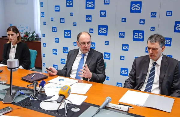 Predsednik uprave Adriatic Slovenice Gabrijel Škof - med 
vodjo odnosov z javnostmi  Leo Cimperman Acman in članom 
uprave Matijo Šenkom - je napovedal dvig premije dopolnilnega zdravstvenega zavarovanja.
