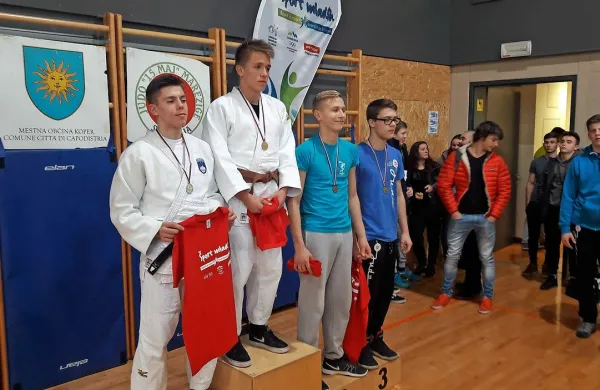 V kategoriji do 66 kilogramov je na najvišjo stopničko stopil 
dijak STŠ Koper Luka Perkovič.   