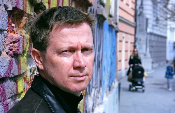 Damjan Kozole: “Naša država je v svoji politiki do  
svobodnih poklicev  izrazito dvolična: od 
umetnikov zahteva vrhunske mednarodne 
dosežke, na drugi strani pa  mirno plačuje socialne 
prispevke vsem duhovnikom.”