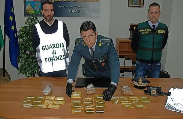 V Arezzu so finančni stražniki zasegli 27 kilogramov zlata, 
lastnika pa so aretirali v Španiji, kjer so odkrili še več kot 50 
kilogramov zlata.