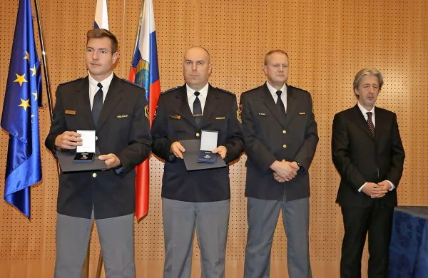 Izolska policista Danijel Zagorac in  Ljubo Krajnc  z generalnim direktorjem  policije Marjanom 
Fankom ter sekretarjem na notranjem ministrstvu Boštjanom Šeficem (z leve).