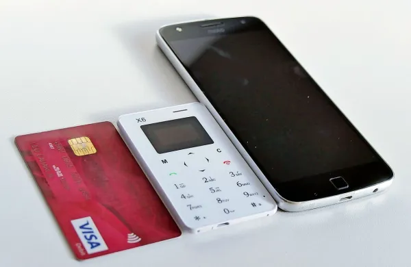 Telefon X6 v velikosti kreditne kartice ob  večjem, 5,5 palčnem 
“bratu”.  