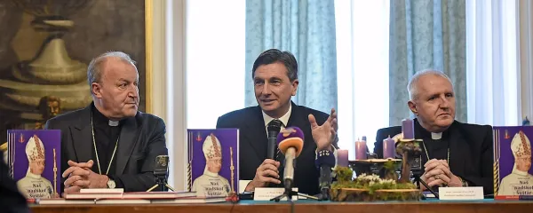 Knjigo Naš nadškof Šuštar sta predstavila njen avtor Anton Jamnik (levo) 
in predsednik republike Borut Pahor.