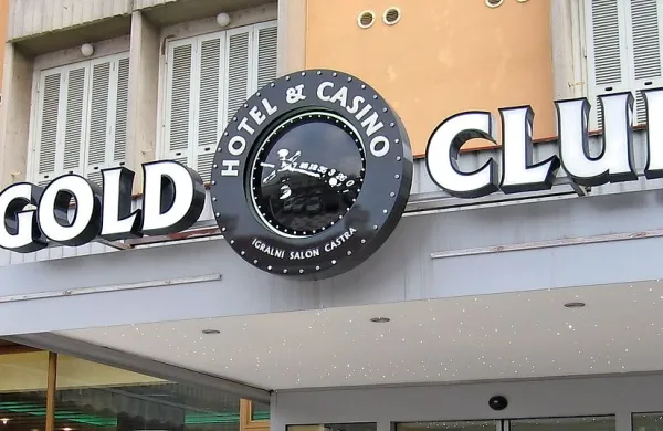 Gold club v roke &Scaron;pancem
