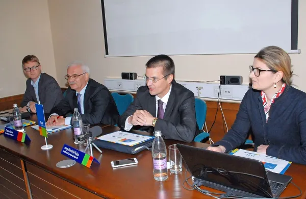 Dimitrij Piciga (v sredini) bo Zvonku Šulerju (drugi z leve) do 
konca junija 2017 oziroma do imenovanja novega predsednika uprave na voljo kot svetovalec.