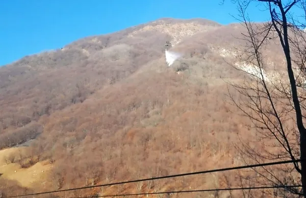 Na težko dostopnem terenu gasili Gamsi in posadka cougarja