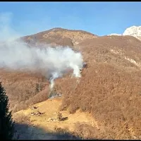 Na težko dostopnem terenu gasili Gamsi in posadka cougarja