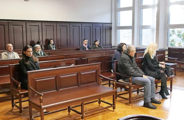 Četverica obtoženih, ki se najpogosteje udeležuje obravnav:  notarka Polka Bošković (levo) ter 
Vesna Grubač, Radenko in Radenka Vasić (desno).