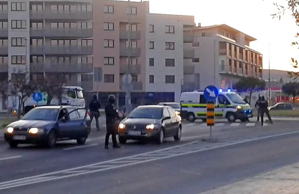 Včeraj zjutraj je bilo pred koprskim sodiščem spet veliko 
zamaskiranih in oboroženih policistov. 