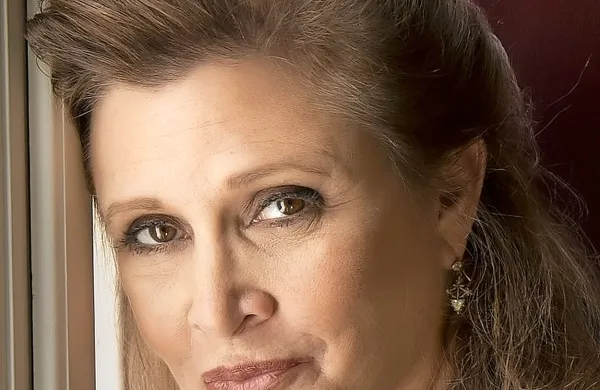 Fisherjeva se je med hollywoodske zvezde zavihtela zahvaljujoč uporniški bojevnici princesi Lei, ki jo je odigrala v 
originalni trilogiji Vojne zvezd.