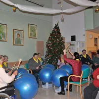 Na slavnostni večerji, ki so jo v ajdovskem domu upokojencev pripravili v sredo, je nastopila  tudi domska glasbena skupina Žoga band.