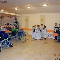 V Tolminu so se za ob obisku Miklavža v jedilnici ob sladkih 
dobrotah in sadju poveselili  ob predstavi najmlajših.
