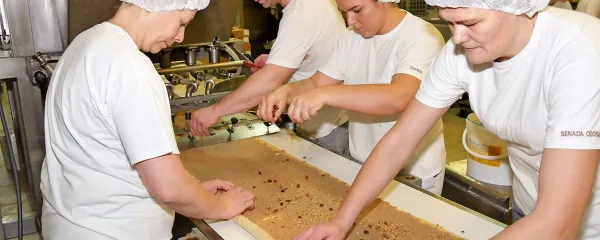 Hitre  slaščičarke v Brumatu so se morale za hip ustaviti, da smo jih lahko dobro ujeli v objektiv.