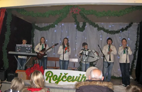 Rojčevih pet sestavljajo klaviaturist Juš Maj Slosar, kitaristka  
Ema Grlj, pevka in flavtistka  Špela Skok, harmonikar Martin 
Rojc  ter klarinetistka Manca Mirka Slosar in trobentač Rok 
Boštjančič. 