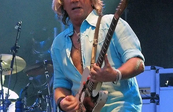V starosti 68 let je umrl kitarist skupine Status Quo Rick 
Parfitt.