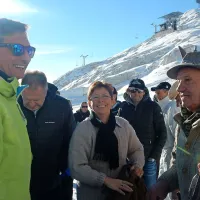 Borut Pahor z bovškimi starodobnimi smučarji.