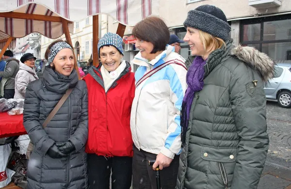 Uspešne aktivistke RKS OZ Idrija: Marta Pajer Šemrl, Jerica 
Kašca, Tanja Tominec, med njimi Beti Rupnik (druga z 
desne).