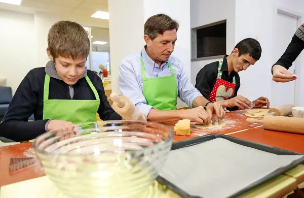 Pahor z otroki pekel božične kekse