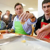 Pahor z otroki pekel božične kekse