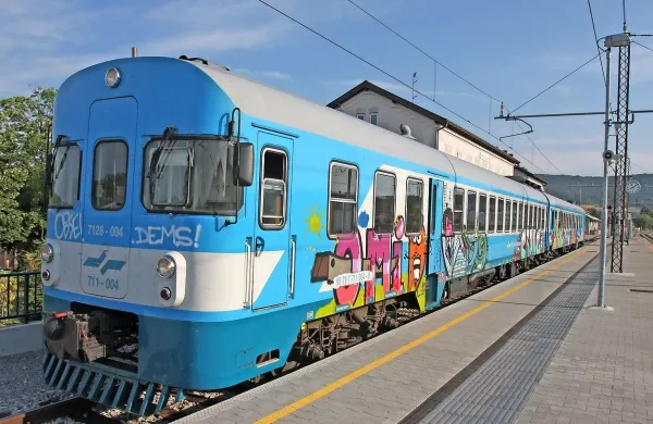 Na Slovenskih železnicah bodo med prazniki uvedli dodatne 
nočne vlake in 30-odstotni popust na vse povratne vozovnice.