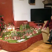 Umetnica Tatjana Prodan izdeluje istrsko obarvane jaslice.