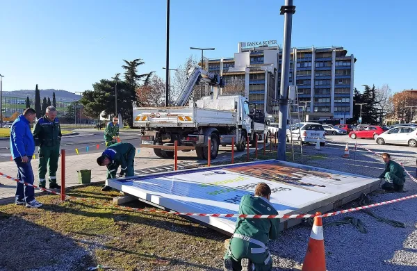 Včeraj je “padel” tudi reklamni pano na Ljubljanski cesti, nasproti  stavbe Banke Koper.