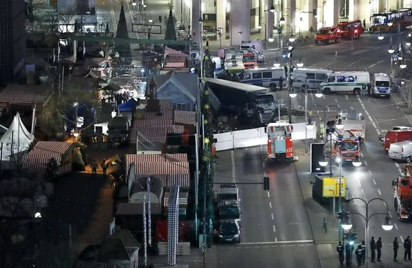 V Tuniziji so aretirali nečaka Anisa Amrija, glavnega osumljenca za ponedeljkov teroristični napad s tovornjakom v 
Berlinu, ter še dva islamska skrajneža, ki sta povezana z 
Amrijem.