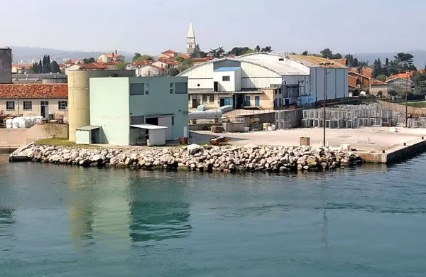 Na koprskem sodišču so potrdili, da je specializirano tožilstvo v zadevi Delamaris vložilo obtožbo proti Miru Senici, 
Vojku Mavru, Loredanu Glaviču in še trem ljudem.