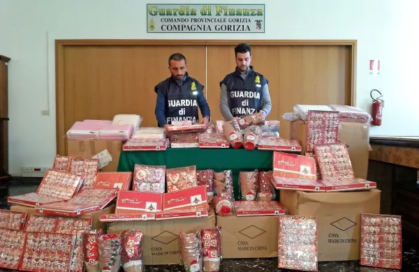 V zabojniku, ki so ga na evropska tla spustili v Kopru in je po 
ovinkih prišel v Italijo, so goriški finančni stražniki našli 
potencialno nevarne izdelke brez deklaracij in ostalih oznak.