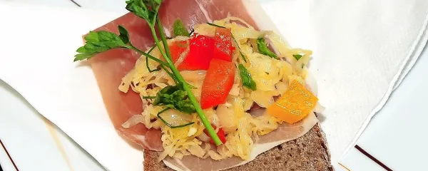 Danes se mize šibijo od prazničnih dobrot, včasih pa so se za 
veselo praznovanje zadostovali že kos klobase, zelje in 
kruh.