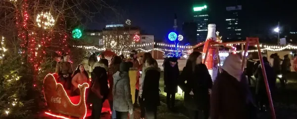 Pravljična dežela na prazničnem sejmu v Sarajevu privablja 
predvsem najmlajše obiskovalce.