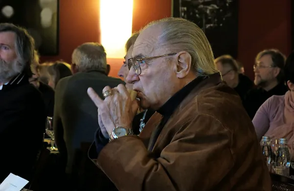  V 87. letu starosti je umrl slovenski pisatelj, dramatik, 
scenarist in akademik Saša Vuga, ki je nekaj časa deloval tudi 
kot radijski voditelj, napovedovalec in urednik v dramski 
redakciji takratne TV Ljubljana.