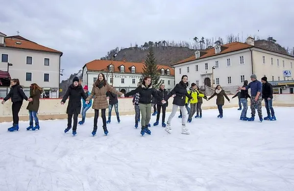 Od danes do petka bodo lahko osnovnošolci na drsališču sredi Postojne vsak dopoldan drsali za samo en evro. 