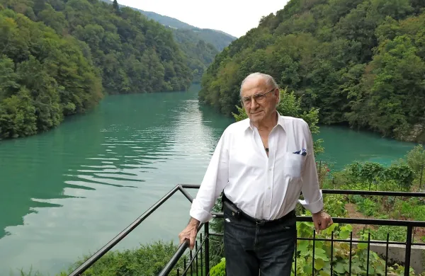 Saša Vuga je mnoga dela ustvaril v rodni hiši nad sotočjem 
Idrijce in Soče. 