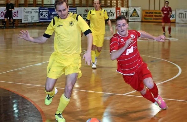 Andrej Rutar (v ospredju v rumenem dresu) je dosegel zmagoviti zadetek za Puntar v posoškem derbiju z Oplastom. 

