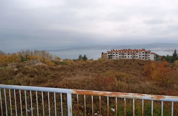 Družba Primorje v stečaju še vedno  ni našla kupca za 7600 
kvadratnih metrov veliko parcelo s pogledom na morje na 
Markovcu. 