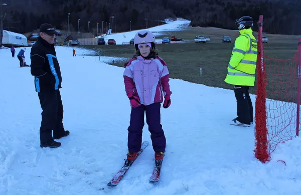 Pavel Čuk (levo) je s sodelavci  na SKI Bor omogočil prijetno praznično smuko.