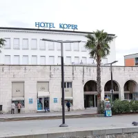 Koprski župan Boris Popovič je politično opozicijo  povsem 
razkačil, ko je  v proračun uvrstil nakup Hotela Koper.  