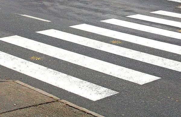 88-letnik se je namenil prečkat cesto izven označenega 
prehoda za pešce.