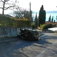 Pometač se je na klancu prevrnil na bok