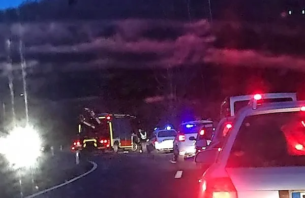 Gasilci so  s tehničnim posegom iz avta rešili ukleščenega 
voznika.