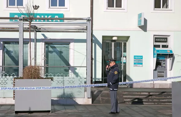 V Postojni in bližnji okolici so policisti včeraj iskali mlajšega 
moškega, visokega približno 170 centimetrov, oblečenega v 
modro bundo. 